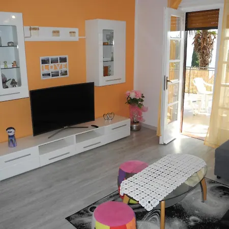 Vera Ck 30 M From The Sea, With Pool Apartman